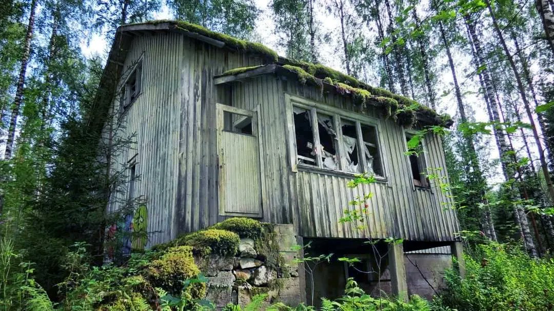 TuomasLius's tweet photo. Abandoned house in the heartlands of North Karelia, Eastern Finland. #horrorstuff #WritingCommunity #writerslife #writing https://t.co/URTLWnUnRW