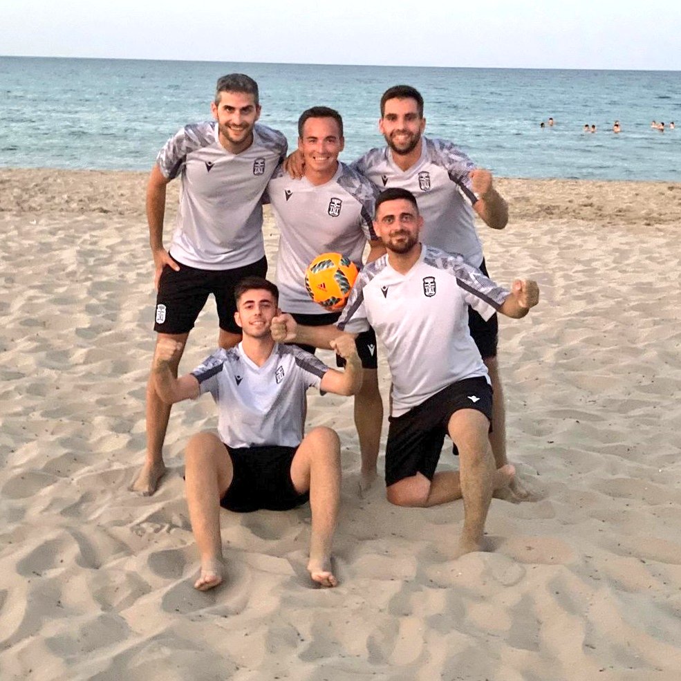 FCC_Cantera's tweet photo. JUVENIL A | 🏖️Nuestros chicos han realizado esta tarde un entrenamiento distinto, en la arena de las #PlayasdeCartagena 

#CanteraAlbinegra https://t.co/Xkts3LQYDY