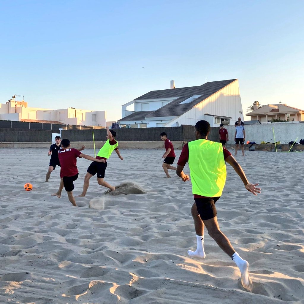 FCC_Cantera's tweet photo. JUVENIL A | 🏖️Nuestros chicos han realizado esta tarde un entrenamiento distinto, en la arena de las #PlayasdeCartagena 

#CanteraAlbinegra https://t.co/Xkts3LQYDY