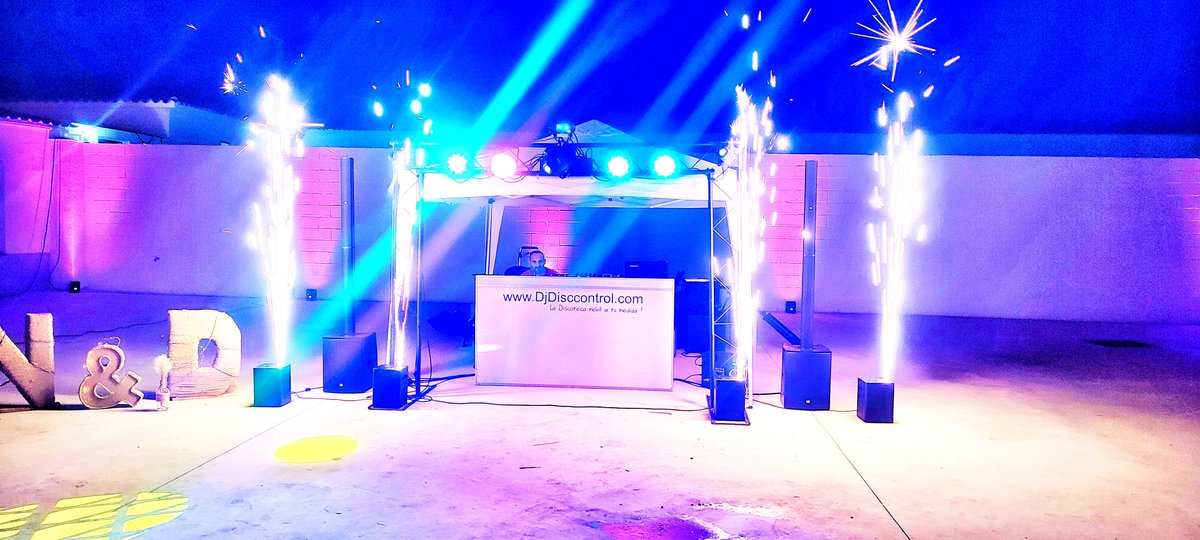 DJDisccontrol's tweet photo. Máquinas de chispa fría de titanio en tus eventos, consúltanos! https://t.co/STeYsuLuyp