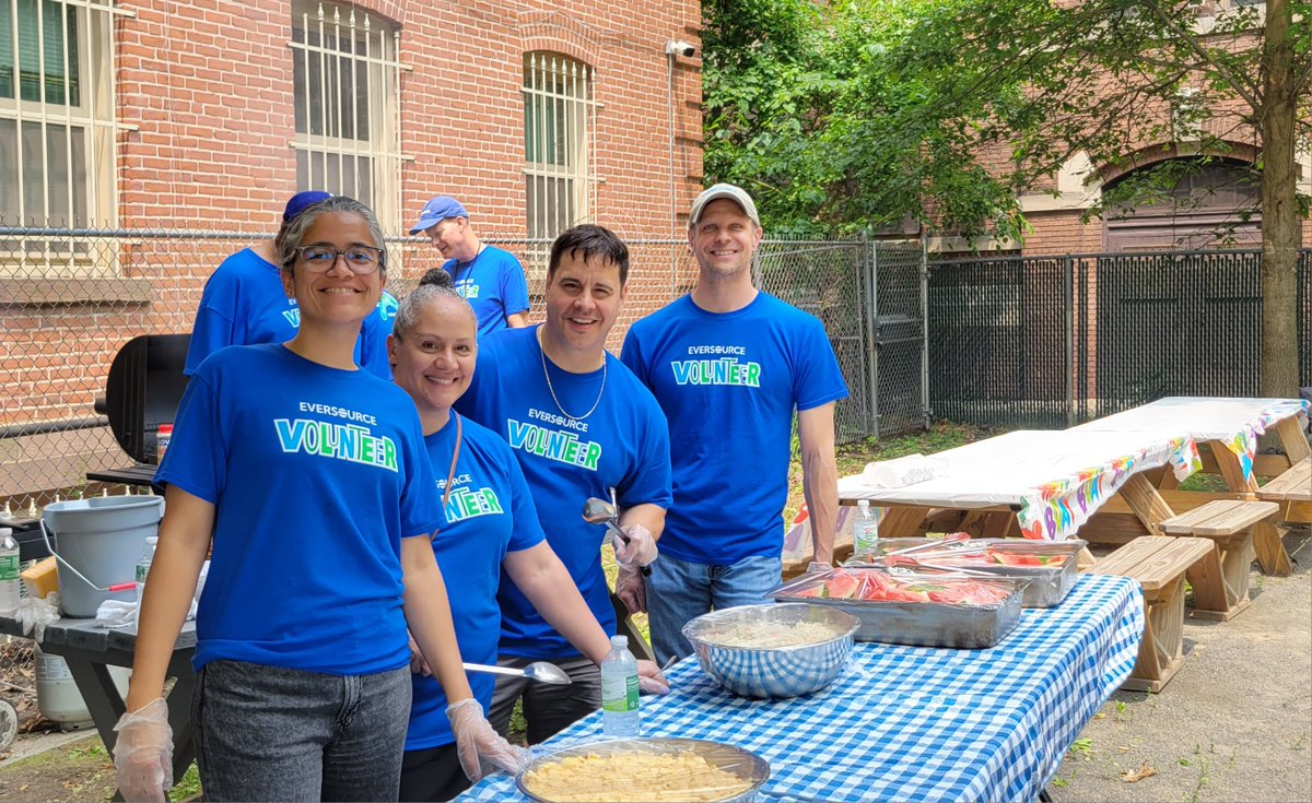 EversourceCT's tweet photo. π π Thereβs nothing better than a summer cookout to bring everyone together! Thank you @CTMercyHousing for letting #TeamEversource help grill and serve lunch to the residents. We had a great time. https://t.co/XPr6JS1Mnx