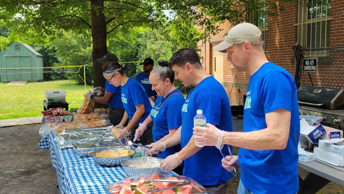 EversourceCT's tweet photo. π π Thereβs nothing better than a summer cookout to bring everyone together! Thank you @CTMercyHousing for letting #TeamEversource help grill and serve lunch to the residents. We had a great time. https://t.co/XPr6JS1Mnx