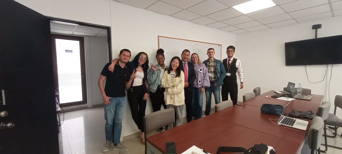 urelinter's tweet photo. #Hoy Nuestros estudiantes realizaron una visita en la @DecanoIng y el @iludlenguas.
#SomosUD #SERdelaUD #URELINTER #UDMasGlocal https://t.co/u8LFNO8A8z