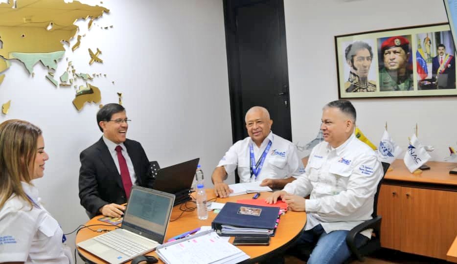 inac_ve's tweet photo. ¡Venezuela en grande! En el marco de la visita de la Misión de Asistencia Técnica de la OACI-SAM, G.G de Seguridad Aeronáutica MG Víctor Palacios junto a inspectores #INAC le dan la bienvenida a las instalaciones #INAC en el @IAIM_VE al especialista @icao Marcelo Ureña. https://t.co/ayHioBqr3m