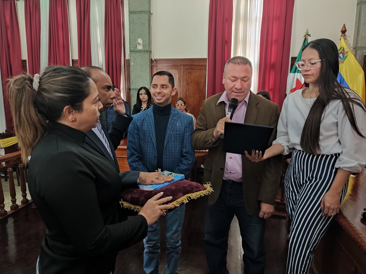 araquejesus21's tweet photo. Alcalde Jesús Araque estuvo presente en la juramentación del nuevo Síndico Procurador https://t.co/MDmSWDB0ll