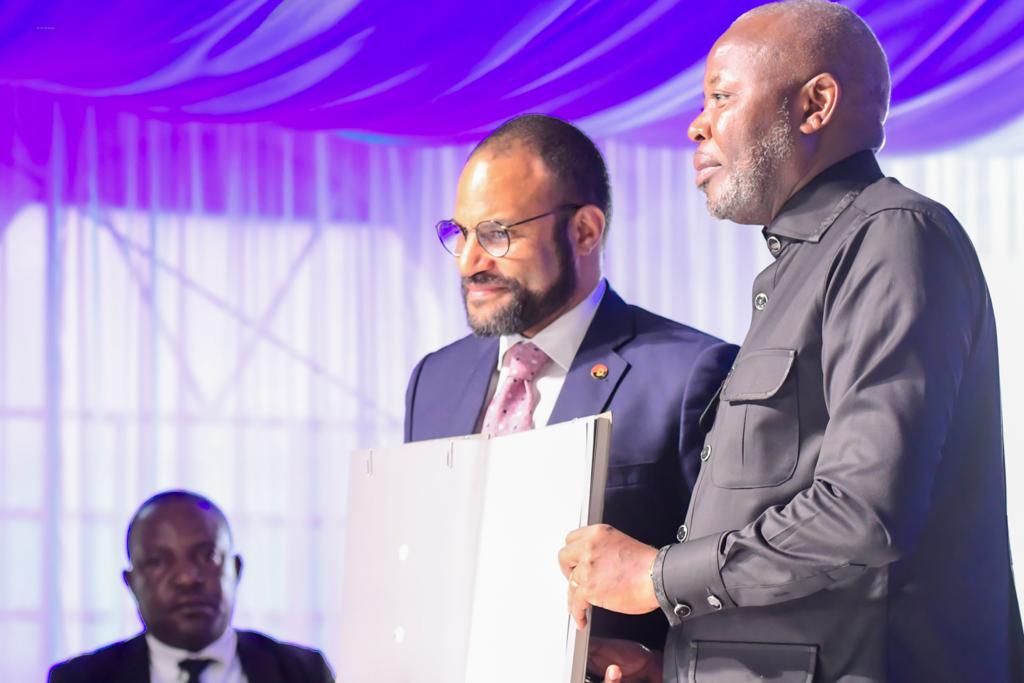ChristianBoki1's tweet photo. #Forum_Economique🇨🇩🇦🇴
Clôture du forum économique RDC-Angola sanctionnée par la Signature de la #Déclaration_finale entre par le Vpm de l'@EconatRDC SEM @VitalKamerhe1 et son homologue ministre de l'économie #angolaise https://t.co/yxWCpg8YrB