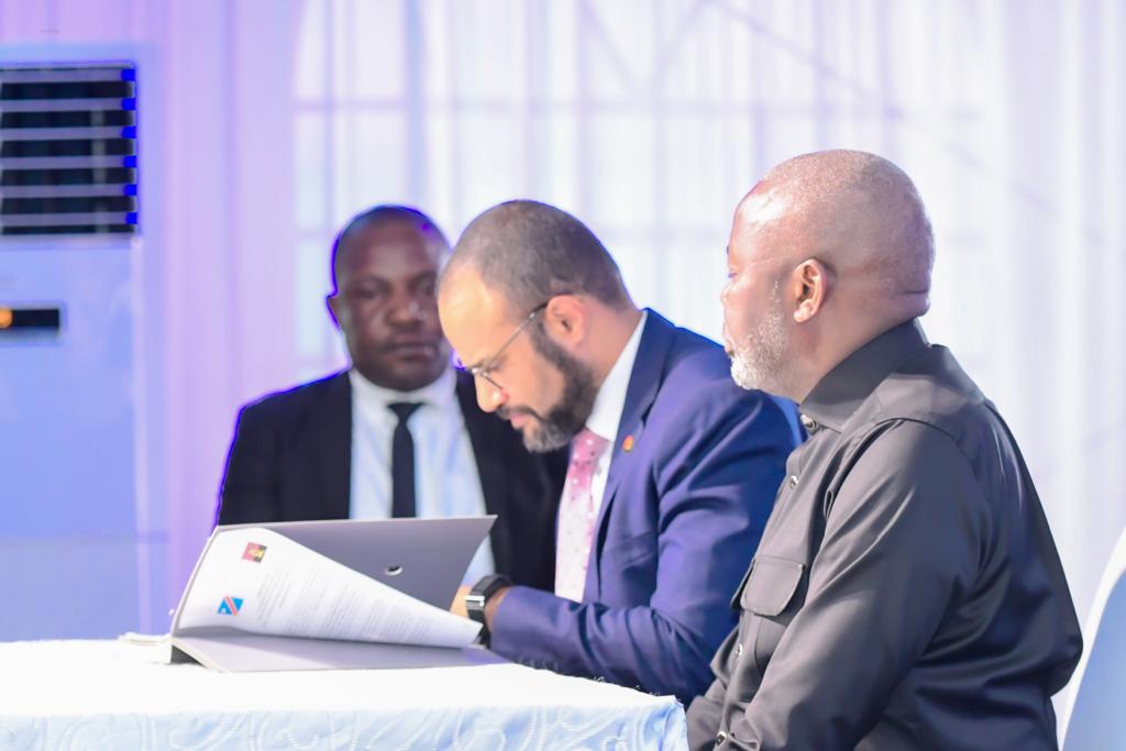 ChristianBoki1's tweet photo. #Forum_Economique🇨🇩🇦🇴
Clôture du forum économique RDC-Angola sanctionnée par la Signature de la #Déclaration_finale entre par le Vpm de l'@EconatRDC SEM @VitalKamerhe1 et son homologue ministre de l'économie #angolaise https://t.co/yxWCpg8YrB