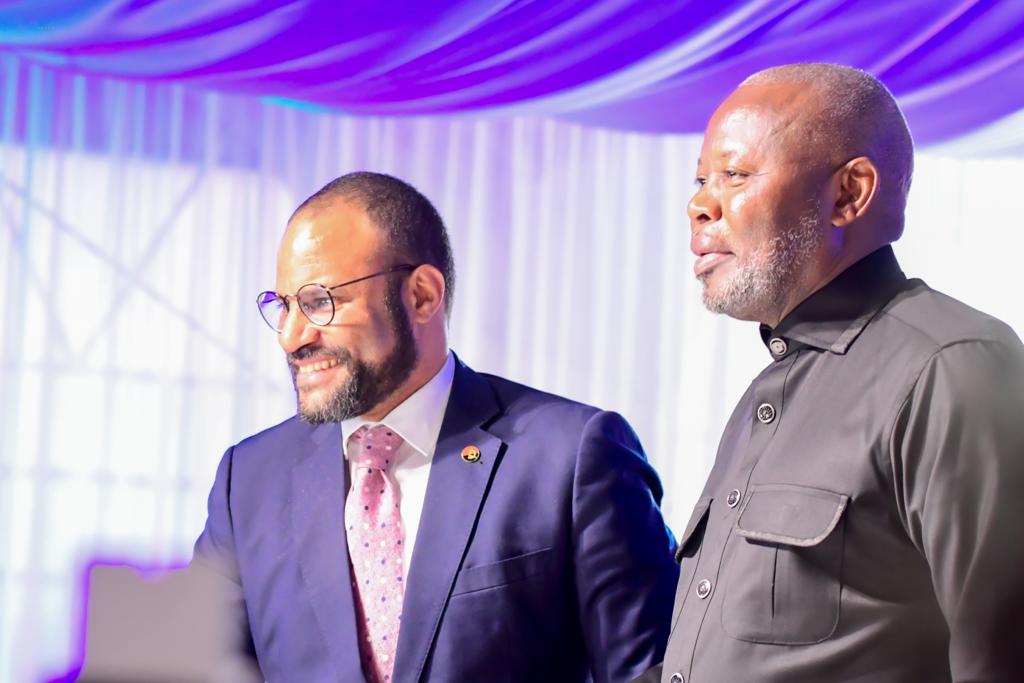 ChristianBoki1's tweet photo. #Forum_Economique🇨🇩🇦🇴
Clôture du forum économique RDC-Angola sanctionnée par la Signature de la #Déclaration_finale entre par le Vpm de l'@EconatRDC SEM @VitalKamerhe1 et son homologue ministre de l'économie #angolaise https://t.co/yxWCpg8YrB