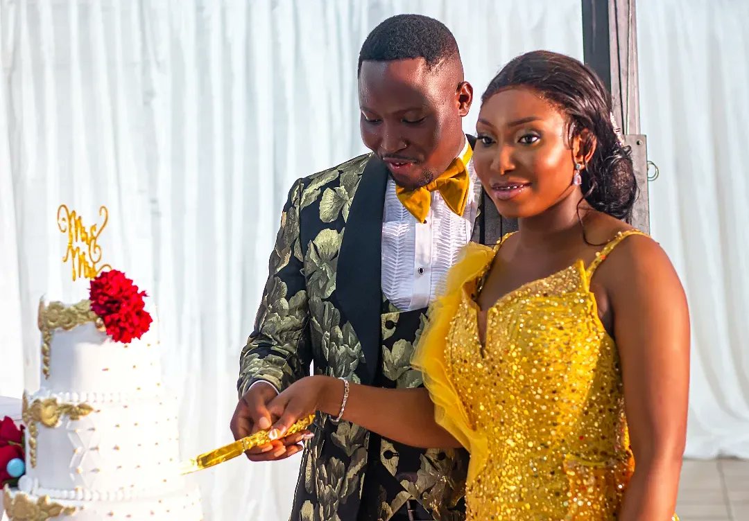 klassic_bites's tweet photo. Our Beautiful Couple 💑 💞
#klassicbites😋
#linkup for all your yummy treats on 0555077589 .
#weddingcake #newpost #cake #pastrychef #process #cakedecorating #newpost #cakes #wedding #ghanacakes #roundcakes #hocakes #cakesinho #bakersinho #celebration🎂 https://t.co/y0u2WhfS0x