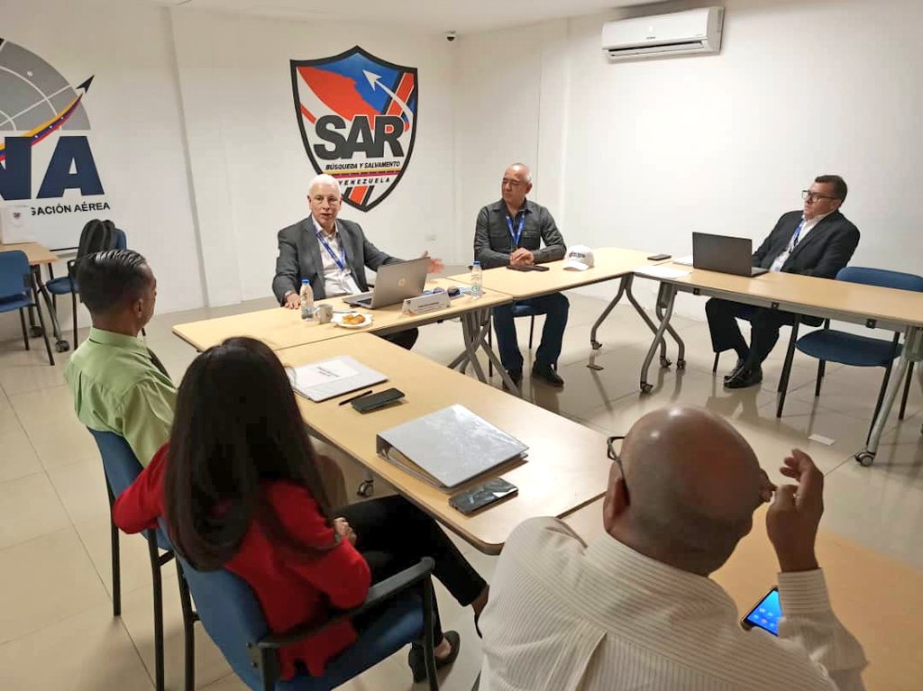 inac_ve's tweet photo. Como parte de la agenda de la Misión de Asistencia Técnica de la OACI- SAM en 🇻🇪Fernando Hermoza, oficial regional @icao, evalúa los protocolos del área de ATM perteneciente a los Servicios a la Navegación Aérea #SNA ¡Evidenciando la eficiencia de nuestra aviación civil! https://t.co/LsWLnO8909