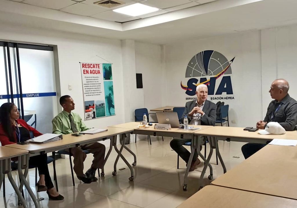 inac_ve's tweet photo. Como parte de la agenda de la Misión de Asistencia Técnica de la OACI- SAM en 🇻🇪Fernando Hermoza, oficial regional @icao, evalúa los protocolos del área de ATM perteneciente a los Servicios a la Navegación Aérea #SNA ¡Evidenciando la eficiencia de nuestra aviación civil! https://t.co/LsWLnO8909