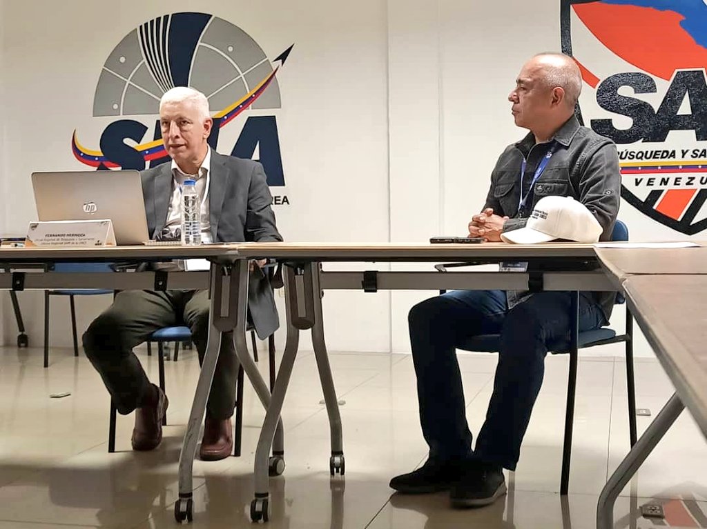 inac_ve's tweet photo. Como parte de la agenda de la Misión de Asistencia Técnica de la OACI- SAM en 🇻🇪Fernando Hermoza, oficial regional @icao, evalúa los protocolos del área de ATM perteneciente a los Servicios a la Navegación Aérea #SNA ¡Evidenciando la eficiencia de nuestra aviación civil! https://t.co/LsWLnO8909