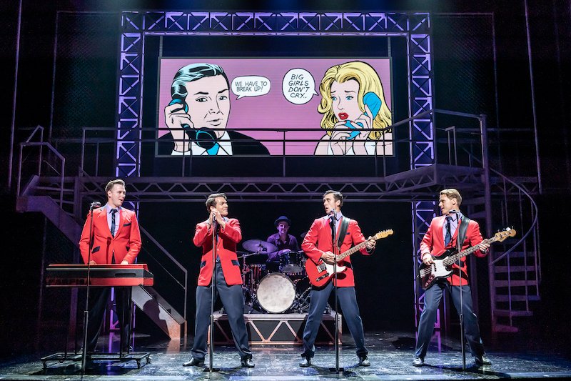 TheReviewsHub's tweet photo. #REREVIEW #MUSICAL Jersey Boys @TrafTheatre @JerseyBoysUK 'One of the longest-running and best-loved jukebox musicals in London is playing with a new cast littered with West End debuts and is as brilliant and buoyant as ever' ⭐️⭐️⭐️⭐️½ https://t.co/gZMymOn6Gg #London https://t.co/hFlsWBXzMT