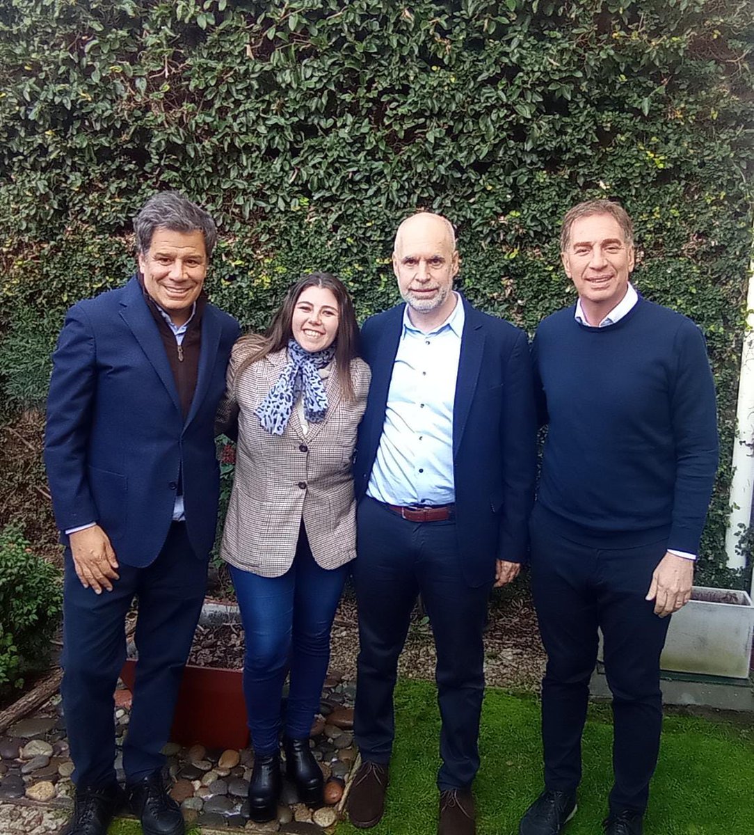 Vale_Reguilon's tweet photo. Junto a @horaciorlarreta, @diegosantilli y @ManesF vamos a transformar #Lobería de una vez y para siempre. 

Vamos a transformar la ciudad, escuchando y estando cerca de cada uno de ustedes. El municipio es de todos y nuestras propuestas responden a la necesidad de los lobenses. https://t.co/3eiMolerl9