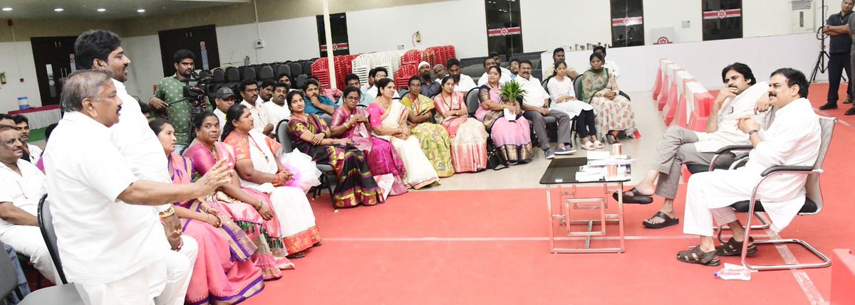 JanaSenaParty's tweet photo. తెనాలిలో జనసేన జెండా ఎగురుతుంది

• 2024 ఎన్నికల్లో కచ్చితంగా జనసేన గెలుస్తుంది
శ్రీ నాదెండ్ల మనోహ���్ గారి చిత్తశుద్ధి... నిబద్ధతను తెనాలి ప్రజలు ఎన్నటికీ మరచిపోరు 

• ఆయన నాయకత్వ లక్షణాలు... నియోజకవర్గ అభివృద్ధి కోసం తపించే విధానం ప్రజలకు అవసరం 

• వైసీపీ నాయకుడికి దోపిడీ అనేది పుట్టుకతో వచ్చిన బుద్ధి

• రాష్ట్ర అభివృద్ధి కోసం జనసేన నిబద్ధతతో నిలబడి ఉంది

• కచ్చితంగా సుస్థిర ఆంధ్రప్రదేశ్ సాధించి తీరుతాం

• తెనాలి నియోజకవర్గ నాయకులతో ఆత్మీయ సమావేశంలో జనసేన అధ్యక్షులు శ్రీ పవన్ కళ్యాణ్ గారు

Video link: https://t.co/jwa4FzIBqL