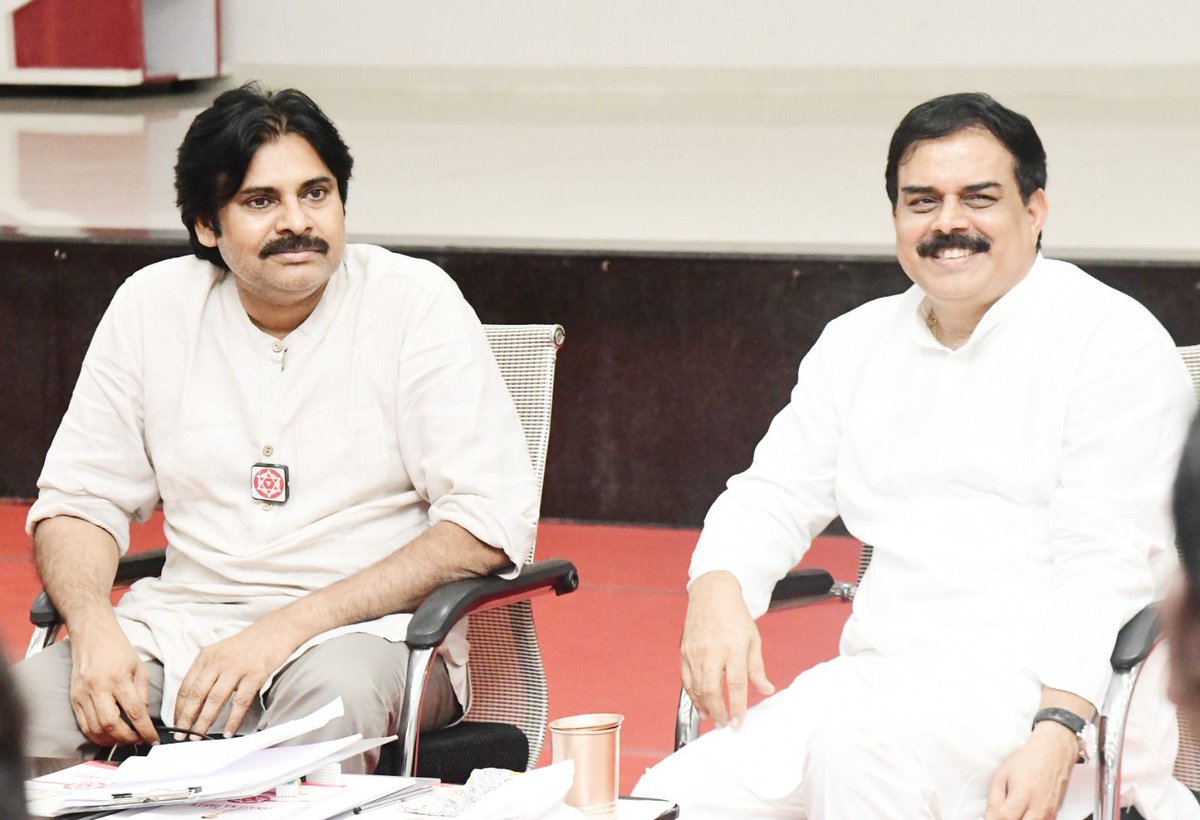 JanaSenaParty's tweet photo. తెనాలిలో జనసేన జెండా ఎగురుతుంది

• 2024 ఎన్నికల్లో కచ్చితంగా జనసేన గెలుస్తుంది
శ్రీ నాదెండ్ల మనోహ���్ గారి చిత్తశుద్ధి... నిబద్ధతను తెనాలి ప్రజలు ఎన్నటికీ మరచిపోరు 

• ఆయన నాయకత్వ లక్షణాలు... నియోజకవర్గ అభివృద్ధి కోసం తపించే విధానం ప్రజలకు అవసరం 

• వైసీపీ నాయకుడికి దోపిడీ అనేది పుట్టుకతో వచ్చిన బుద్ధి

• రాష్ట్ర అభివృద్ధి కోసం జనసేన నిబద్ధతతో నిలబడి ఉంది

• కచ్చితంగా సుస్థిర ఆంధ్రప్రదేశ్ సాధించి తీరుతాం

• తెనాలి నియోజకవర్గ నాయకులతో ఆత్మీయ సమావేశంలో జనసేన అధ్యక్షులు శ్రీ పవన్ కళ్యాణ్ గారు

Video link: https://t.co/jwa4FzIBqL