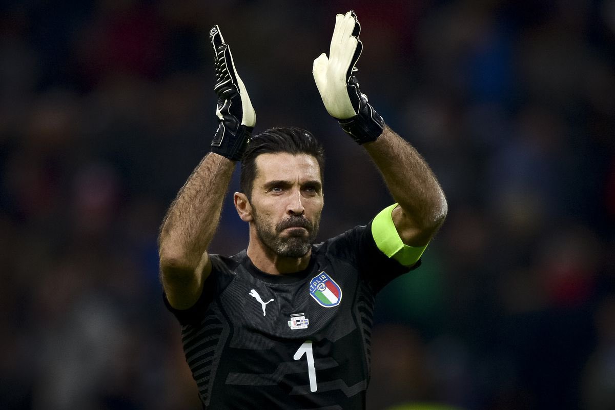 La__Tang's tweet photo. C’est la fin d’une ère ! 🇮🇹🧤

Le plus grand gardien de tous les temps va prendre sa retraite, une carrière au quasi au complet (Cette fameuse Ligue des champions) mais une classe et une élégance sans égal ! Joueur le plus capé de l’histoire de la Nazionale, il aura montré pendant toute ses années un leadership sans fails et aura montré sa fidélité avec la Juve à mainte reprises.

Il a eu joué dans un club rival, mais le respect que j’ai pour cette homme n’est même pas une question de maillot !

Grazie pour tout légende, t’as place dans mon XI de légende ne bougera jamais ! ✨🙏🏻

#UN1CO