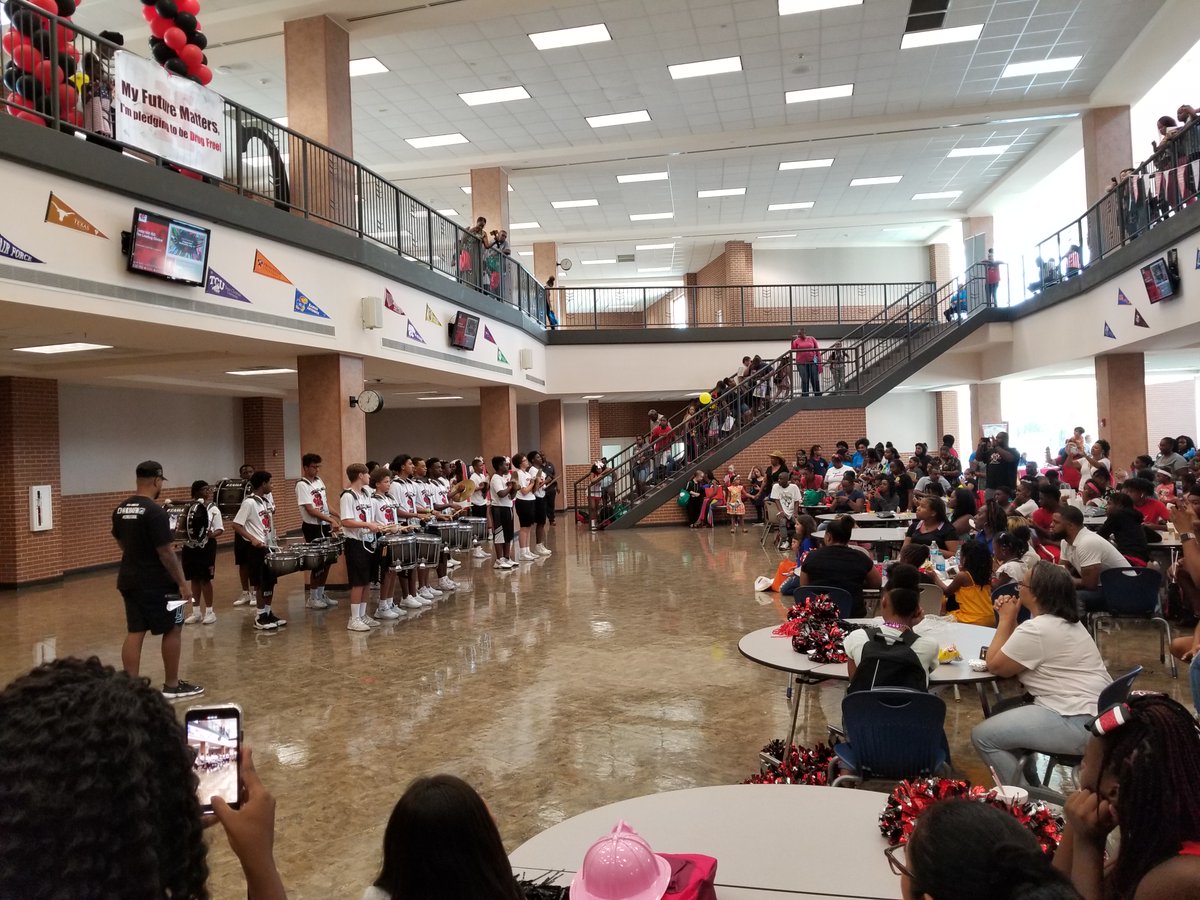 cedarhillisd's tweet photo. The @cedarhillisd #BackToSchoolRally will be indoors at @collegiate_ch for the first time in four years! @geraldhudson @jdedmun @CHISDFACE1
https://t.co/VnZOMTAOiF https://t.co/8riGCiy8wL