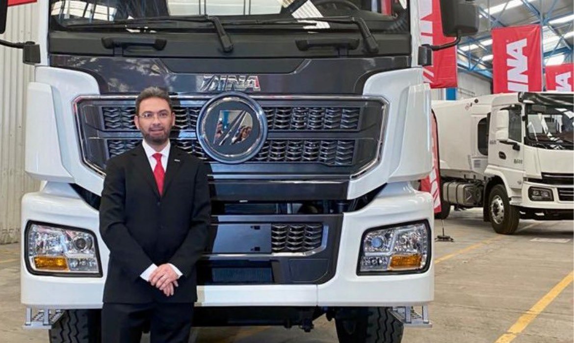 GrupoT21's tweet photo. 🚚 Miguel Ángel Velasco se retira de DINA; eligen nuevo presidente ejecutivo. https://t.co/IdYmKv24DV

#GrupoT21 #Terrestre #DinaCamiones #Autobuses https://t.co/A5PwxADDGT