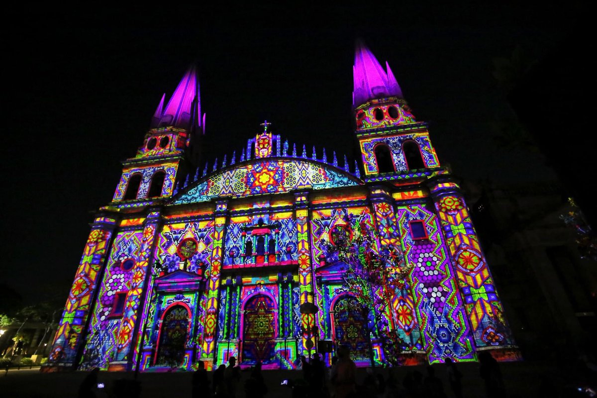 GdlTiempo's tweet image. #VIDEOMAPPING 

Regresan al centro de #Guadalajara los shows en Catedral, El Santuario y el ALUZinante a edificios emblemáticos.

Hasta el 31 de agosto todos los días:

🎆 Catedral
19:45, 20:35 y 21:30 hrs

🎆 Santuario
20:30 y 21:30 hrs

🎆 ALUZinante
19:55, 20:45 y 21:40 hrs