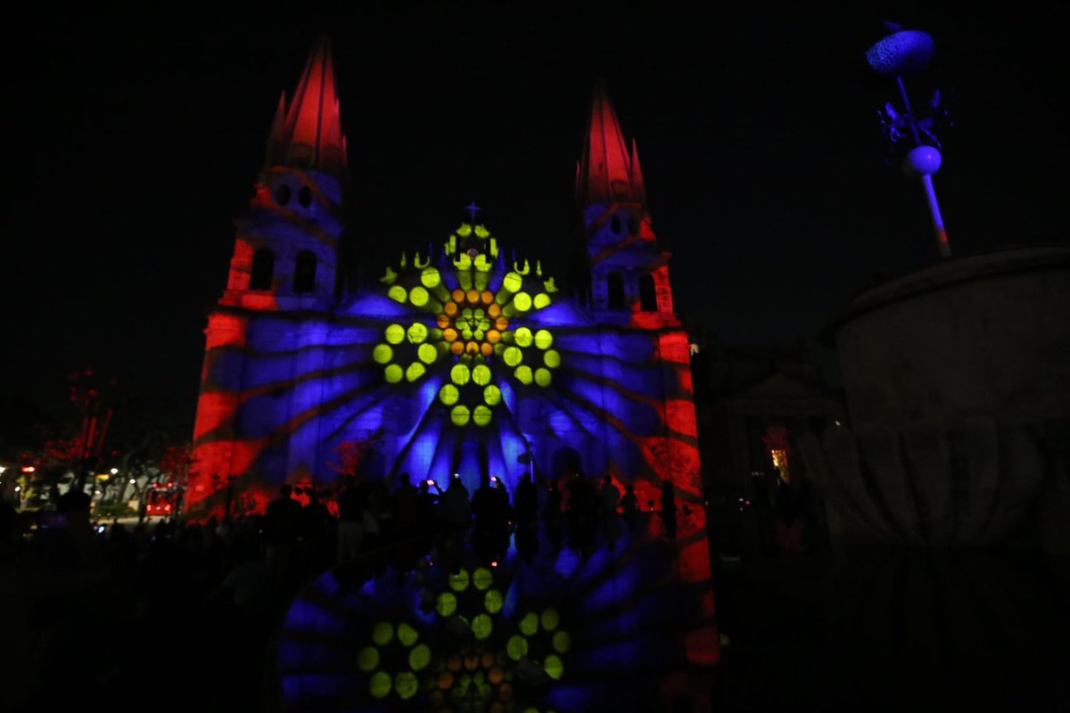 GdlTiempo's tweet image. #VIDEOMAPPING 

Regresan al centro de #Guadalajara los shows en Catedral, El Santuario y el ALUZinante a edificios emblemáticos.

Hasta el 31 de agosto todos los días:

🎆 Catedral
19:45, 20:35 y 21:30 hrs

🎆 Santuario
20:30 y 21:30 hrs

🎆 ALUZinante
19:55, 20:45 y 21:40 hrs