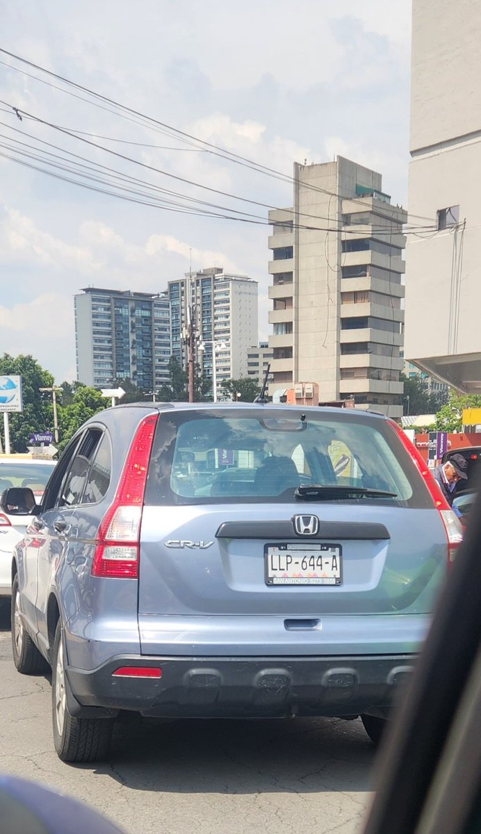 Bettynabus's tweet photo. Este tipejo pasándose el alto en pleno cruce de #Sanje #SanJeronimo #Bandera solo para entrar a la plaza ... y casi atropella a una señora 🤦🏽‍♀️lo subo X q a este tipo de gente hay que exhibir .. #Tumuymal https://t.co/kTLm78v5y3