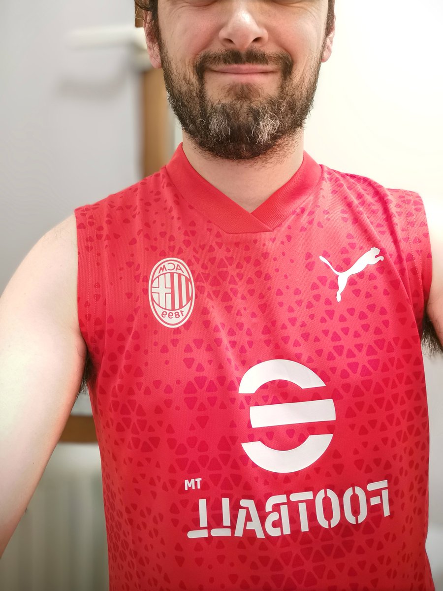 BlueHawk13's tweet photo. E ora son pronto sia per l'estate che per l'attivitร fisica.
@acmilan
#ComproOriginale (come insegna il buon @NonEvoluto) https://t.co/iZmGSLqNUx