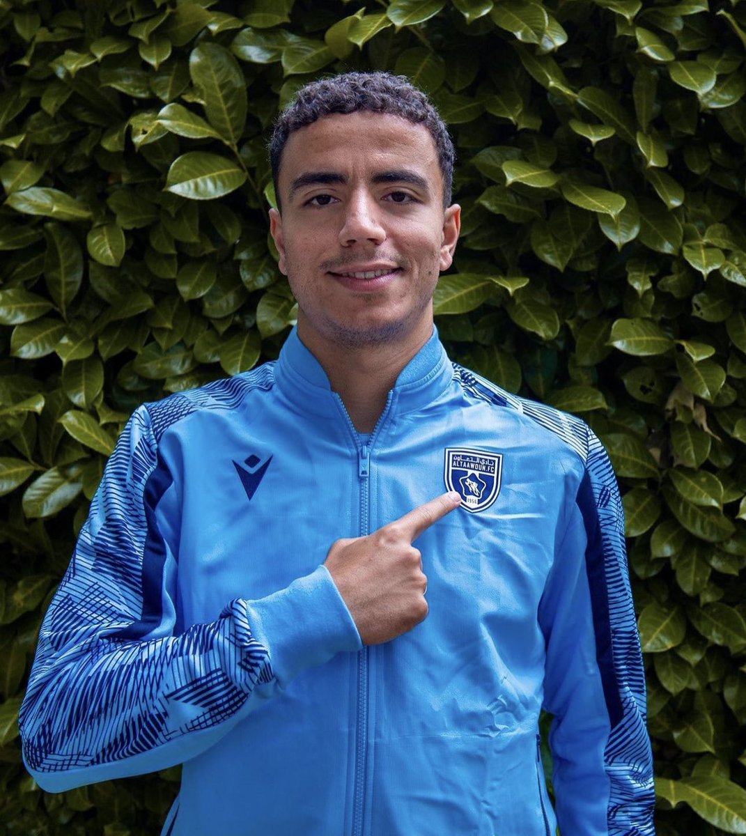 🇸🇦 Het is een competitie die dezer dagen beduidend vaker ter sprake komt dan in het verleden het geval was: de Saudi Pro League. Aschraf El Mahdioui is er ook de komende jaren vermoedelijk in actief. Hij heeft zijn contract bij Al-Taawoun met twee jaar verlengd. Mooi, Aschraf! 👌