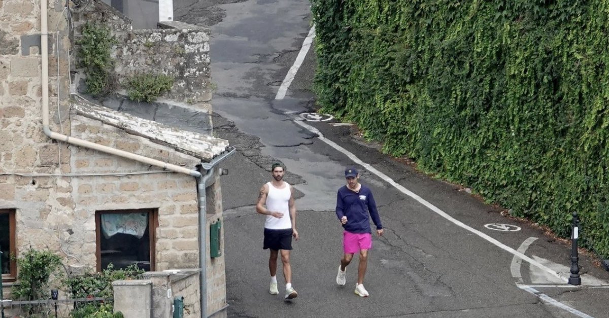 BHSBRMidias's tweet photo. Mais de Harry e Brad correndo recentemente pela Itália. https://t.co/pMAZ8Xudio