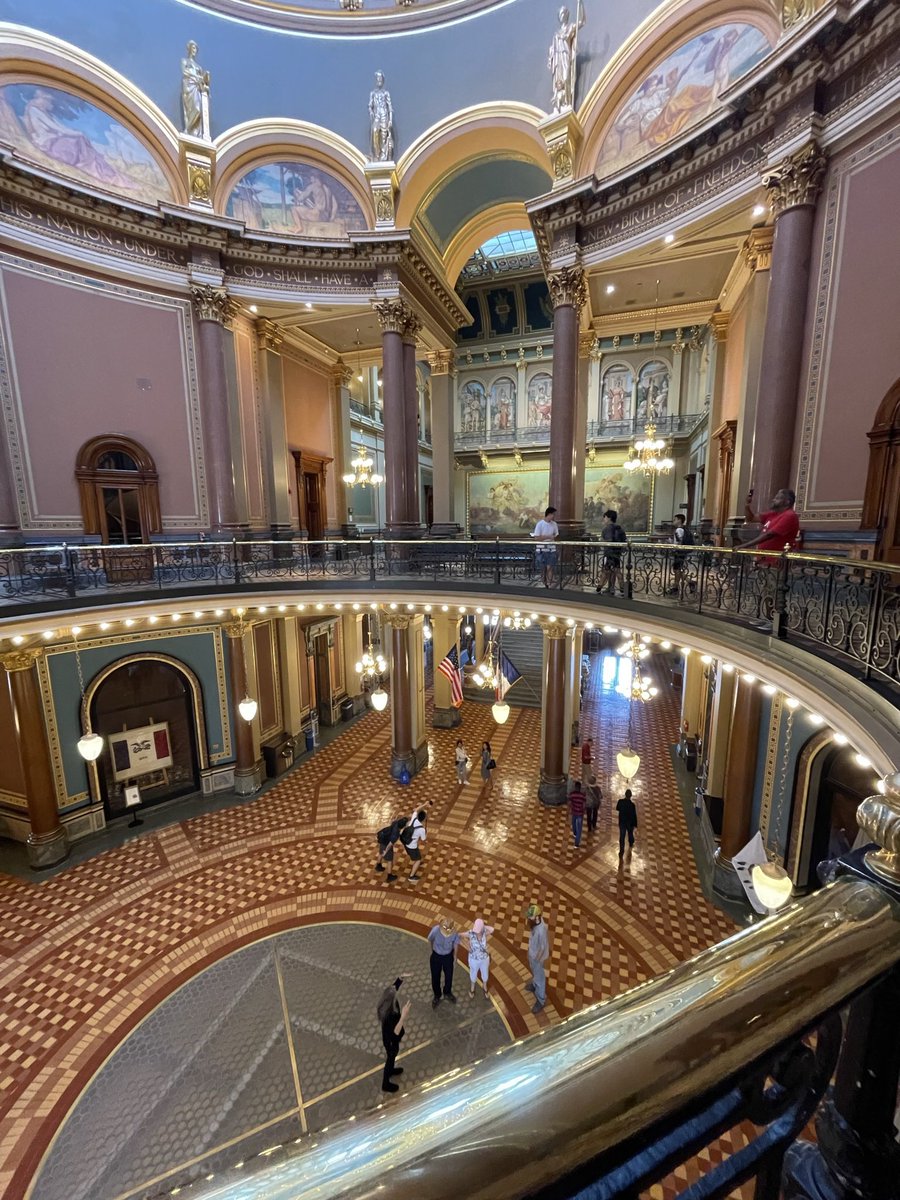 FLJulieLiberty's tweet photo. They just don’t make buildings like this anymore. #IowaCapitol #CatchDesMoines https://t.co/svBwwAzyn7