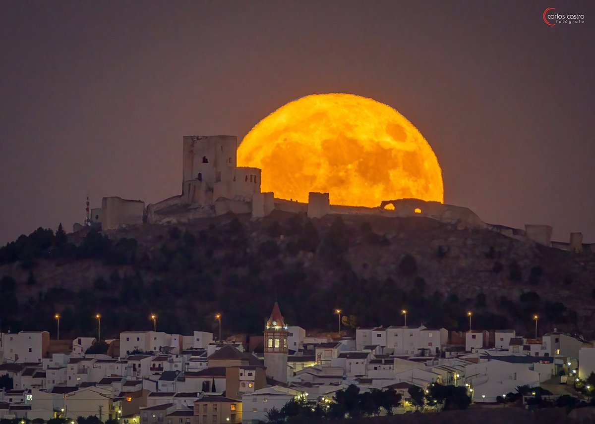 Superluna del Esturión saliendo por el castillo de Teba (Málaga) 🌝🏰