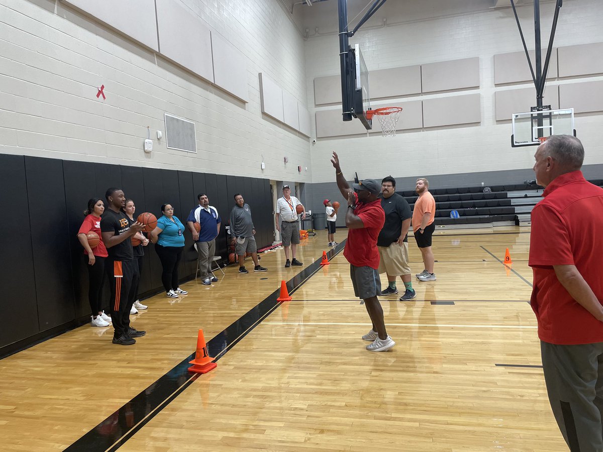CoachDivaDay's tweet photo. We are blessed to have our new PE/Health Teachers aboard @EctorCountyISD! We are grateful for our ROCK STAR Veteran Teachers sharing Best Practices for a Day In The Life Of A PE/Health Teacher! @coach_torres2 @ScottMuri @drliliananez #Impact #MakingAnImpactThroughMovement https://t.co/67kUhbNaQf