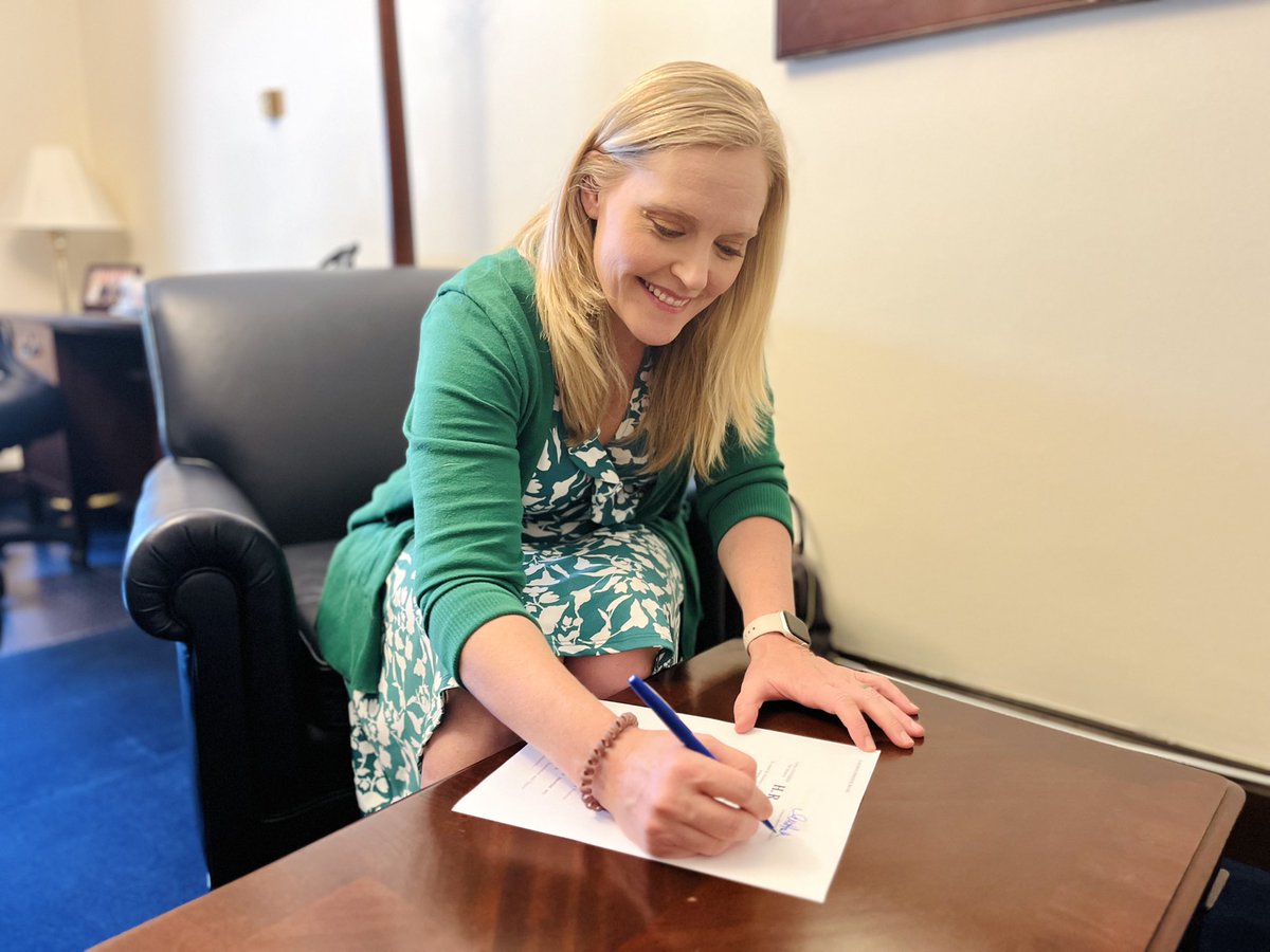 NEW: Intro'd a bill to prioritize programs proven to work following success in Southern Indiana —including <a href="/TheExcelCenter/">The Excel Center</a> in Clarksville. 

This is a big first step toward re-engaging our changing workforce. Proud to join @SenatorBraun in this effort. 

houchin.house.gov/media/press-re…