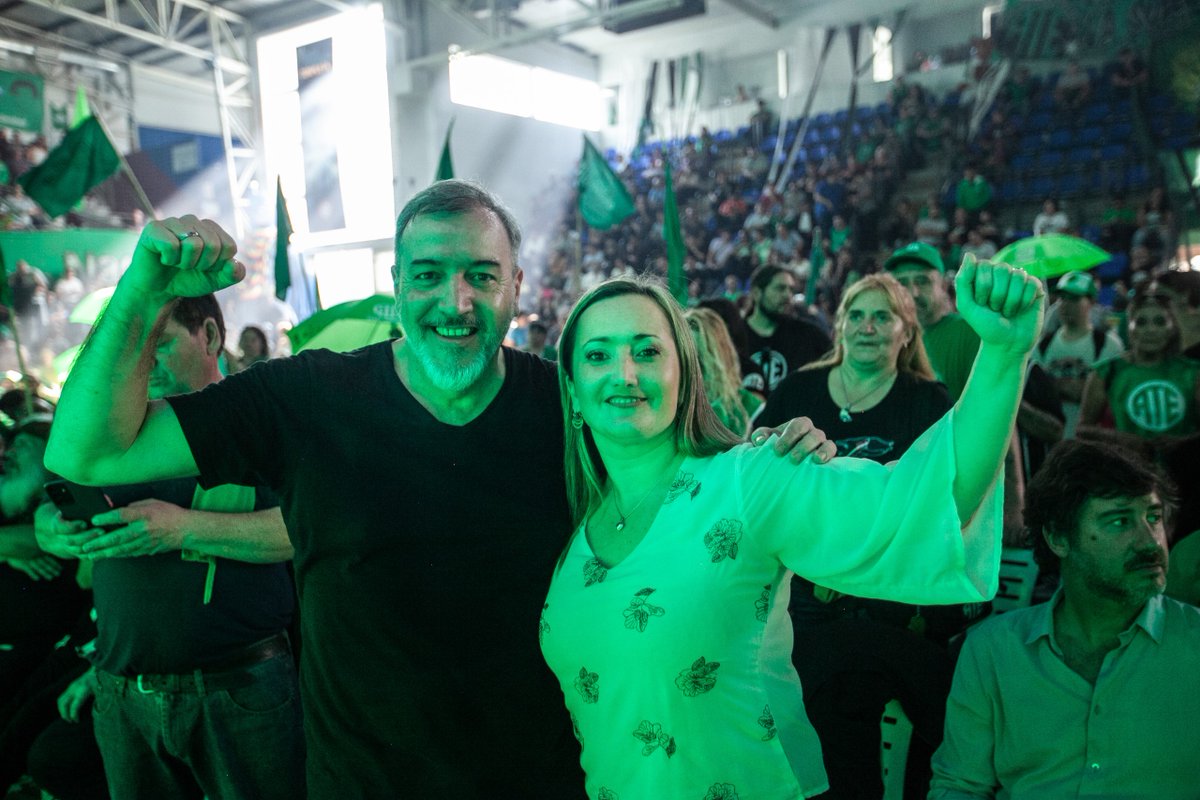 Anusateok's tweet photo. CON LA FUERZA DE LA UNIDAD Y EL FEDERALISMO!

Emotivo cierre de campaña en Boedo de la Verde ANUSATE de cara a las elecciones del 9 de agosto.

#ATE
#Elecciones2023 https://t.co/v9mMNEoKVL