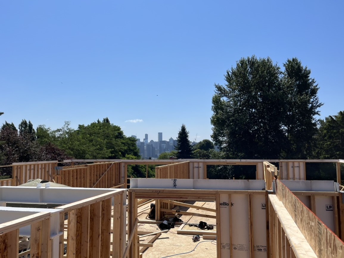 Check out the view from our project in Queen Anne, Seattle! Future residents will enjoy views of both the skyline and the the community garden at Trolley Hill Park 🌇🥕🥦. This project is taking shape as it is now in the framing stage! Learn more: hubs.ly/Q01ZHj5v0