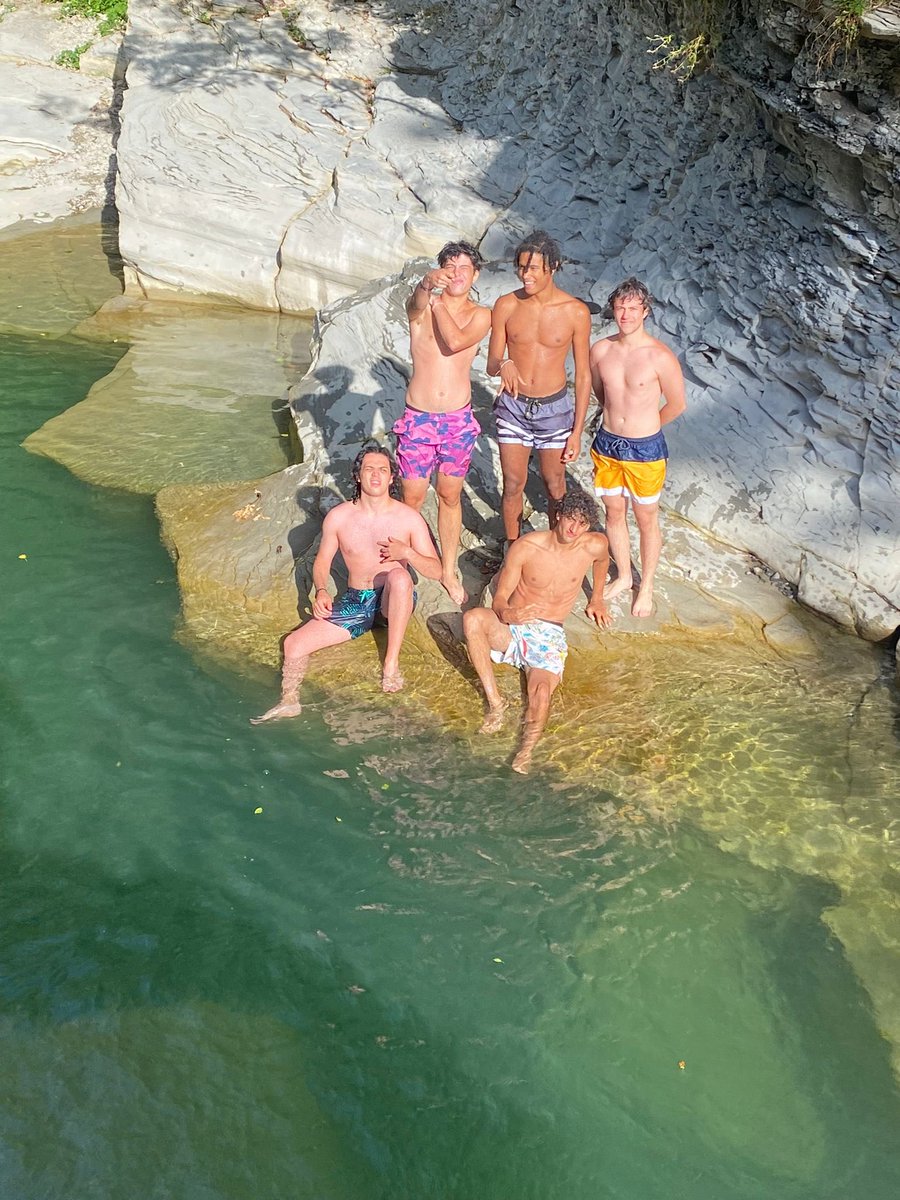 oggi giornata al fiume con gli amici,era presente anche <a href="/marcellspagnoli/">marci</a> purtroppo non fotografato ma fotografo, bella giornata comunque in mezzo alla natura con la combriccola, insomma ci siam divertiti, abbiamo mangiato panini e parlato di figa, da rifare😜😜🤓😎😎#lovehomies