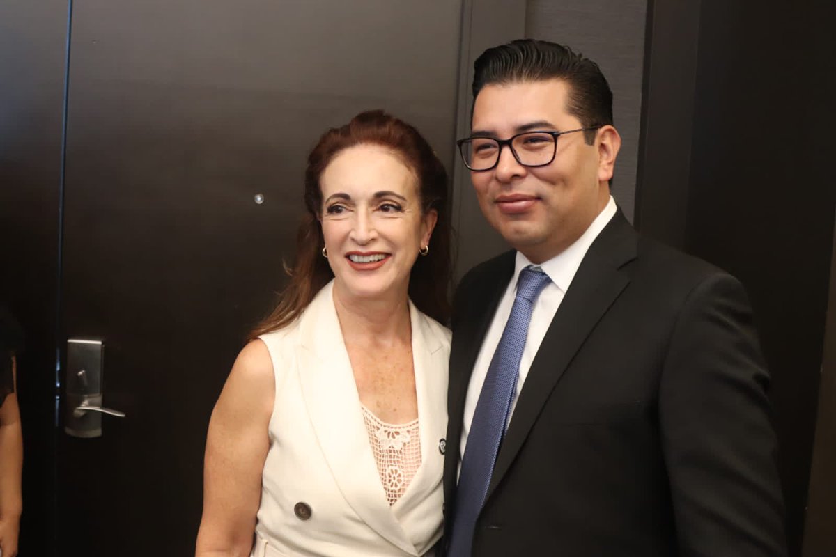 NestorCamarillo's tweet photo. En este evento tuve la oportunidad de saludar a compañeras y compañeros diputados, así como a mi amiga, la presidenta del @PANPuebla2124, @Augustadrh1. https://t.co/eDPQLWhwM2