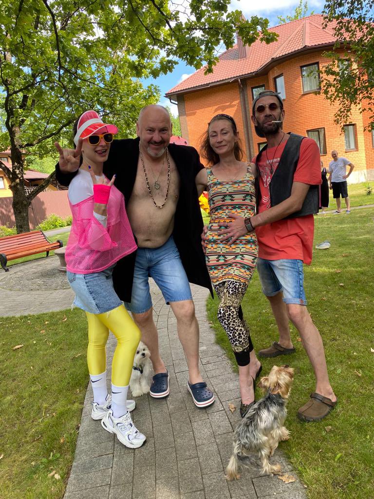 Прикольно! 

Лихие снимки в стиле 90-х в наши дни.