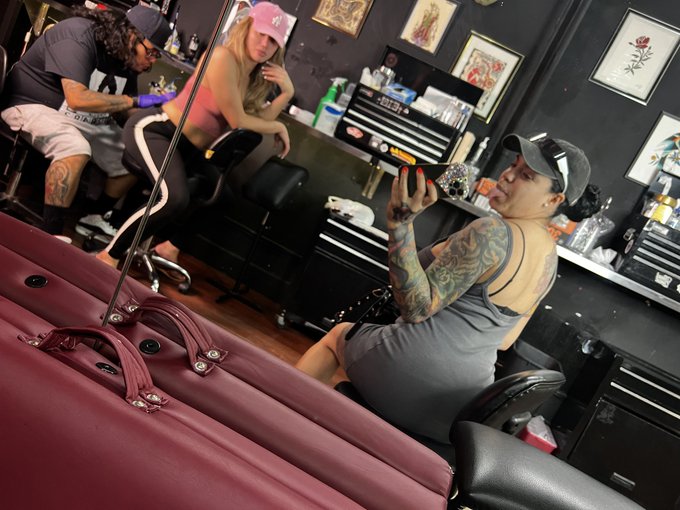 Matching tatts with the bestie today in the city. 🗽 https://t.co/QnhBpaywBj<a href="/tag/latepost"class="tags"><span>#latepost</span></a>