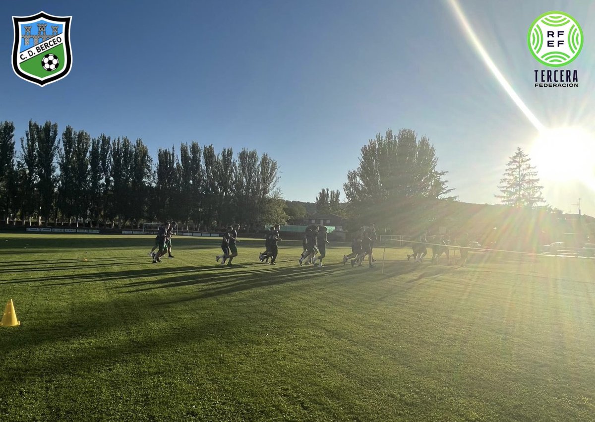 cdberceo's tweet photo. 🔫 Pistoletazo de salida del 3ª RFEF  23/24

El equipo está cargado de ilusión y con ganas de empezar a competir.
Damos la bienvenida a todos esos nuevos “berdes” que seguro que nos harán disfrutar mucho esta temporada.

VAMOOS BERCEO VAMOOS 
💚💙💚💙 https://t.co/VlyDEJc8Fn