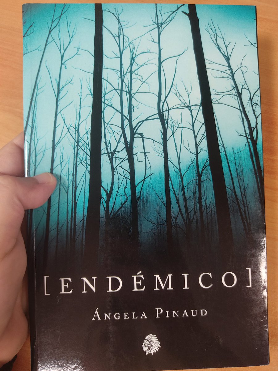 Me ha gustado mucho #Endémico. Horror rural de tintes lovecraftianos con unas vibras a partida de rol a lo "30 monedas" muy disfrutable. Ángela Pinaud consigue recrear escenas y atmosferas opresivas que te erizan el pelo de la nuca, manteniendo la tensión hasta el final.❤️