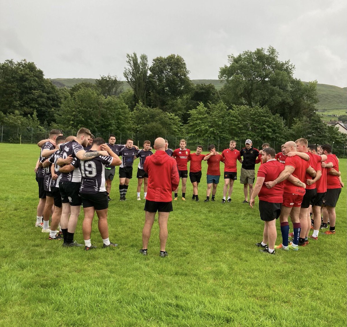 TreorchyZebras's tweet photo. Big thank you to former Club captain & WRU referee @daicambourne for popping over to tonightโs training to officiate an in-house 15vs15 game for our seniors squad. A great first hit for our boys in a 30mins game! https://t.co/b5imNkaLe6