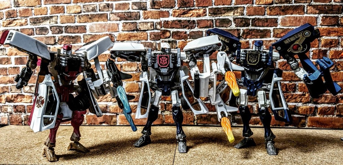 Tallus76photos's tweet photo. Transformers Universe Red Alert, Car Robots Mach Alert aka Prowl, and RID Super Prowl
#Transformers #hasbrotransformers #TransformersUniverse #TransformersRID2001 #TransformersCarRobots https://t.co/3u75qY3x3U