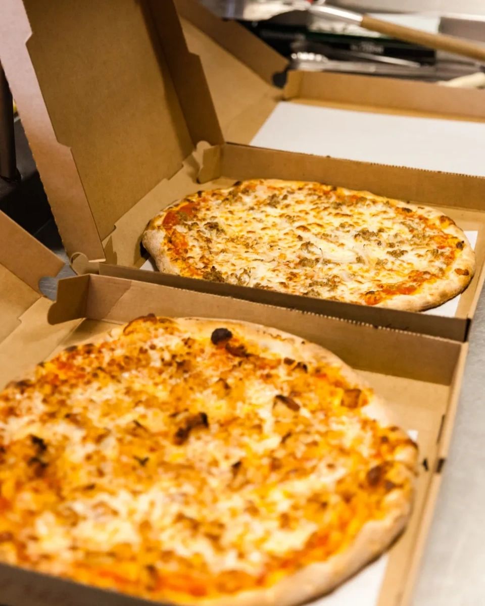 JohnsBestPizza's tweet photo. Who else craves a delicious slice of pizza after a long day? Tell us your favorite topping combination below! #JohnsBestPizza #RidgefieldEats #PizzaLovers https://t.co/iSrDWqc7hn