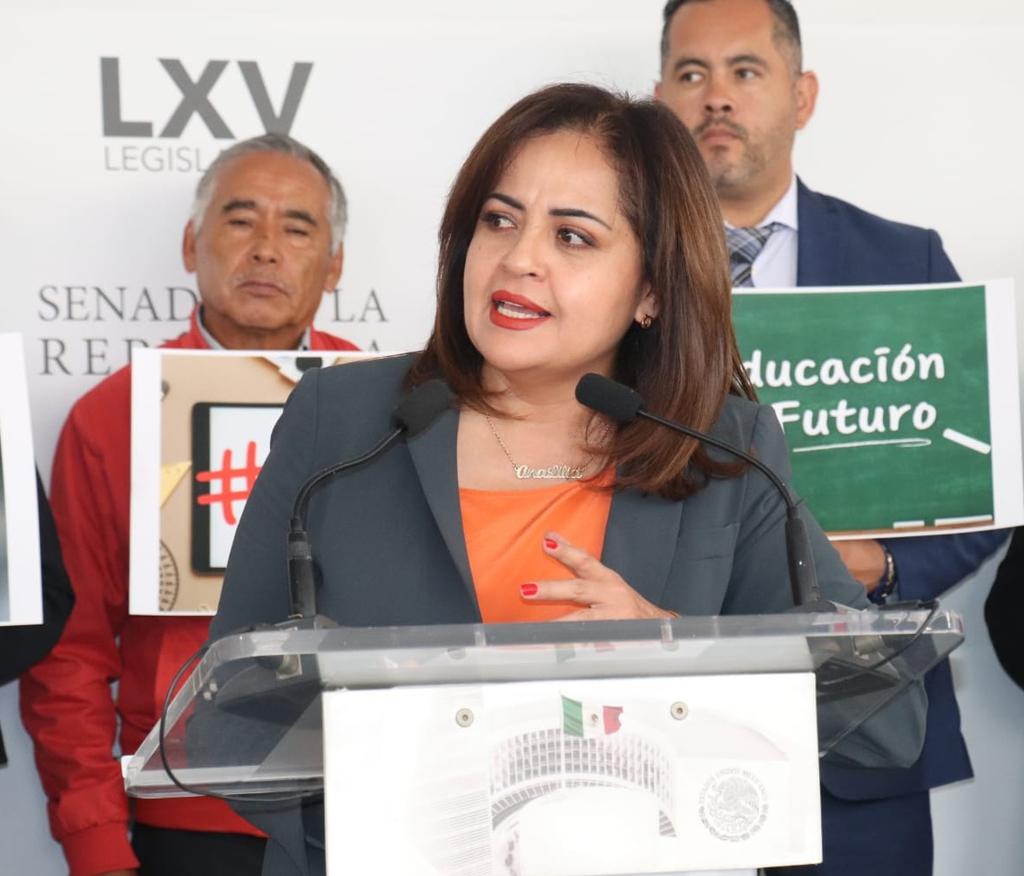 AnaLiliaHerrera's tweet photo. Levantamos la voz para visibilizar el retroceso de los contenidos de los libros de texto gratuitos de #educación básica, que se elaboraron ignorando la ley.

La reducción de contenidos quita la posibilidad a nuestros hijos e hijas de contar con una #EducaciónConFuturo. https://t.co/8QQApabJgH