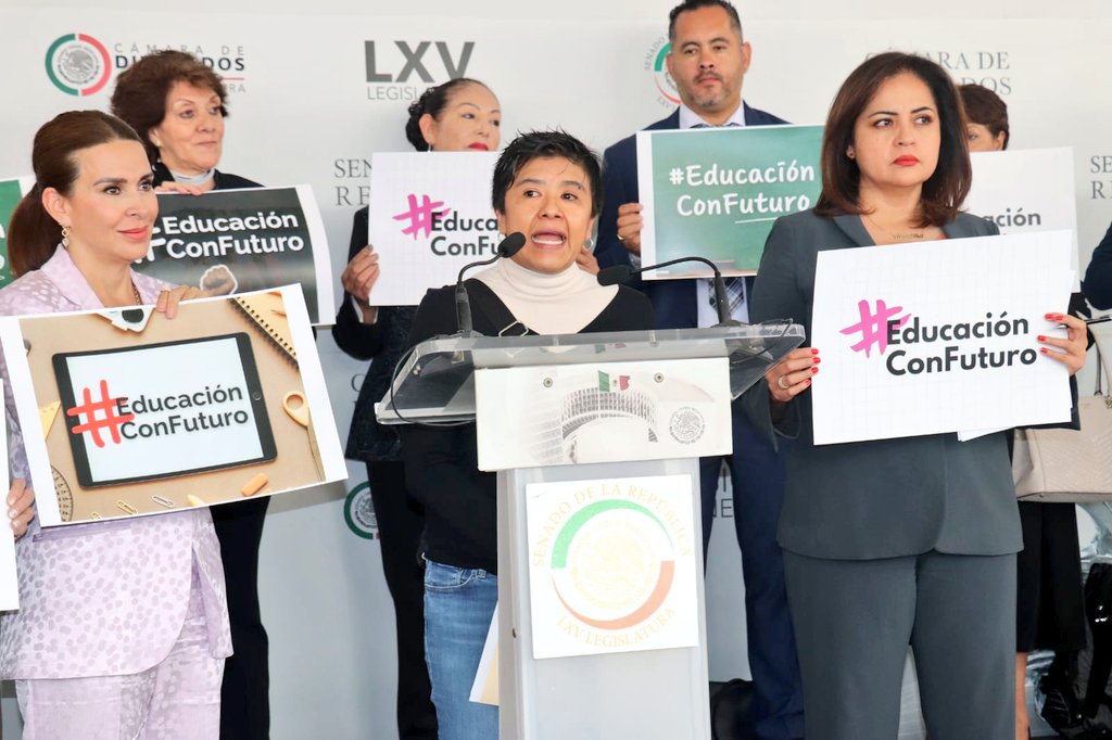 AnaLiliaHerrera's tweet photo. Levantamos la voz para visibilizar el retroceso de los contenidos de los libros de texto gratuitos de #educación básica, que se elaboraron ignorando la ley.

La reducción de contenidos quita la posibilidad a nuestros hijos e hijas de contar con una #EducaciónConFuturo. https://t.co/8QQApabJgH