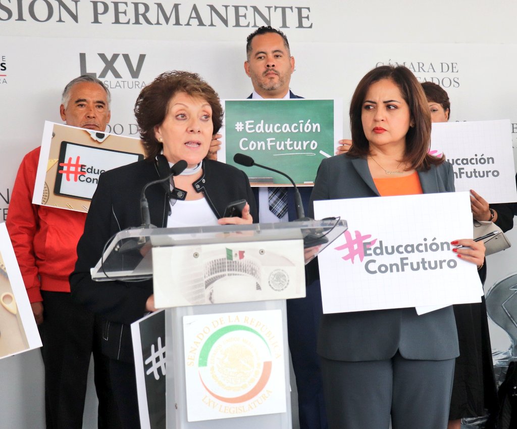 AnaLiliaHerrera's tweet photo. Levantamos la voz para visibilizar el retroceso de los contenidos de los libros de texto gratuitos de #educación básica, que se elaboraron ignorando la ley.

La reducción de contenidos quita la posibilidad a nuestros hijos e hijas de contar con una #EducaciónConFuturo. https://t.co/8QQApabJgH