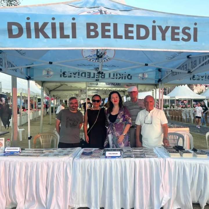 seykitapyayin's tweet photo. Yazarımız Tuğçe Yerdelen  Dikili Kitap Günleri'nde kitaplarını imzaladı. Kutluyoruz. https://t.co/JvJxtdlUR9