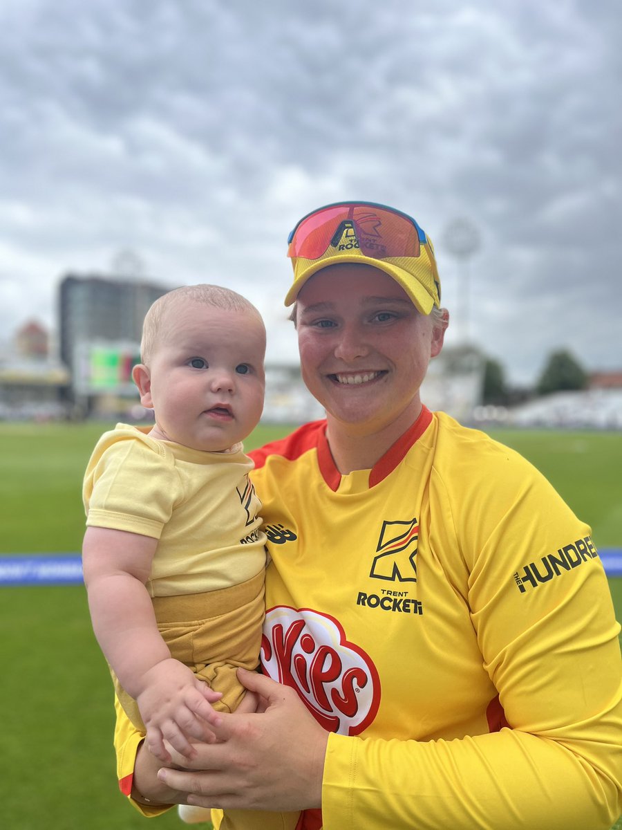 EPenn94's tweet photo. And supporting @BrySmith97 #auntie #cricket #thehundred https://t.co/8MsLSW7oXM