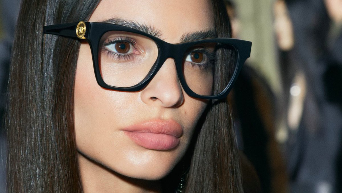ItmagazineMex's tweet image. CAMPAÑA DE GAFAS #VERSACE DE PRIMAVERA-VERANO 2023, PROTAGONIZADA POR #EmilyRatajkowski

Emily Ratajkowski es la estrella de la increíble campaña de gafas Versace de #PV2023.